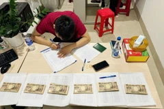 Hải quan kiểm tra bước đầu xác định có 690 tờ tiền, mệnh giá 10.000 là tiền yên Nhật được cất giấu trong hành lý xách tay mà không được khai báo hải quan, không xuất trình được giấy tờ hợp pháp theo quy định. (Ảnh: HQ/Vietnam+)
