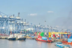 Không dừng lại ở giá năng lượng, hệ lụy từ xung đột còn kéo theo đà tăng của chi phí vận tải toàn cầu. (Ảnh: Vietnam+)