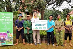 Nông dân được trao tặng cây điều giống chất lượng cao từ OFI Việt Nam. (Ảnh: Tài Lộc/Vietnam+) 