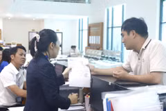 Các đơn vị trong toàn hệ thống Kho bạc Nhà nước đã chủ động phối hợp với cơ quan thu trên địa bàn để tập trung nhanh, hạch toán đầy đủ và kịp thời các khoản thu vào ngân sách. (Ảnh: Vietnam+)