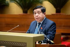 Bộ trưởng Bộ Kế hoạch và Đầu tư Nguyễn Chí Dũng thừa ủy quyền của Thủ tướng Chính phủ trình bày Tờ trình về Đề án bổ sung về phát triển kinh tế-xã hội năm 2025 với mục tiêu tăng trưởng đạt 8% trở lên. (Ảnh: QH/Vietnam+)