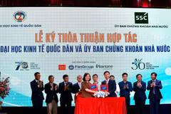 Ủy ban Chứng khoán Nhà nước cùng Đại học Kinh tế Quốc dân ký kết Thỏa thuận hợp tác. (Ảnh: Vietnam+)