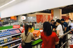 Tổng mức bán lẻ hàng hóa và dịch vụ tiêu dùng Việt Nam trong bảy tháng ghi nhận mức tăng trưởng ổn định và tích cực. (Ảnh: Vietnam+)
