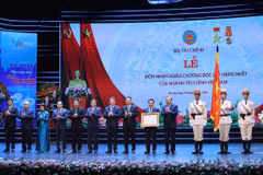 Tổng Bí thư Tô Lâm trao Huân chương Độc lập hạng Nhất cho tập thể Lãnh đạo Bộ Tài chính. (Ảnh: Vietnam+)