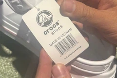 Ngày 13/5/2025, Hải quan cửa khẩu quốc tế Móng Cái kiểm tra thực tế 1 lô hàng quá cảnh đã phát hiện 5.000 sản phẩm có dấu hiệu giả nhãn hiệu, vi phạm xuất xứ và có dấu hiệu vi phạm sở hữu trí tuệ. Cụ thể là 3.200 đôi dép sục nhựa có găn nhãn hiệu Crocs trên nhãn hàng hoá thể hiện dòng chữ “Made in Viet Nam”; 1.720 áo thun dài tay có gắn nhãn hiệu Chanel, Dior và Loewe trên nhãn hàng hoá thể hiện dòng chữ “Made in Thailand.” (Ảnh: HQ/Vietnam+)