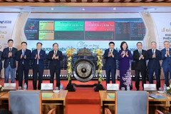 Sáng 5/1/2026, tại Sở Giao dịch Chứng khoán Hà Nội, Bộ trưởng Bộ Tài chính Nguyễn Văn Thắng đã đánh cồng khai trương phiên giao dịch đầu năm 2026. (Ảnh: Vietnam+)