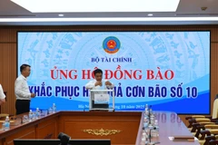 Bộ trưởng Bộ Tài chính Nguyễn Văn Thắng ủng hộ đồng bào bị thiệt hại. (Ảnh: BTC/Vietnam+)