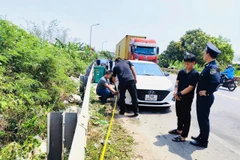 Hai đối tượng (cùng sinh năm 2003, trú tại xã Cửa Tùng, tỉnh Quảng Trị) bị bắt giữ tại hiện trường cùng tang vật là 7kg ma túy đá. (Ảnh: Hải quan/Vietnam+)