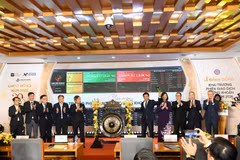 Sáng ngày 5/1/2026, Bộ trưởng Bộ Tài chính Nguyễn Văn Thắng đã thực hiện nghi thức đánh cồng khai trương phiên giao dịch chứng khoán năm 2026, tại Sở Giao dịch Chứng khoán Hà Nội. (Ảnh/Vietnam+)