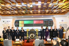 Sáng ngày 5/1/2026, Bộ trưởng Bộ Tài chính Nguyễn Văn Thắng đã thực hiện nghi thức đánh cồng khai trương phiên giao dịch chứng khoán năm 2026, tại Sở Giao dịch Chứng khoán Hà Nội. (Ảnh/Vietnam+)