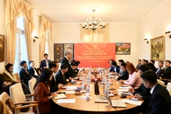 Phó Thủ tướng Nguyễn Chí Dũng làm việc với các thành viên của Mạng lưới Đổi mới sáng tạo Việt Nam cùng các chuyên gia, trí thức người Việt tại Đức và châu Âu. (Ảnh: NIC/ Vietnam+)