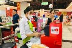 Trong 6 tháng thực hiện từ tháng 6-12/2025, số lượng hóa đơn điện tử được tiếp nhận và xử lý trên toàn quốc đã tăng trưởng đột biến với hơn 3,7 tỷ hóa đơn điện tử và trên 2,7 tỷ hóa đơn khởi tạo từ máy tính tiền. (Ảnh: Vietnam+)