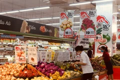 Ở đô thị lớn, mức chi bình thường của một gia có 4 người (hai vợ chồng, hai con) vào khoảng 30-40 triệu đồng/tháng. (Ảnh: Vietnam+)