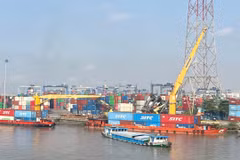 Cán cân thương mại hàng hóa trong 5 tháng ghi nhận mức nhập siêu 13,8 tỷ USD, sự chuyển dịch này chủ yếu do nhu cầu nhập khẩu tư liệu sản xuất. (Ảnh: Vietnam+)