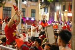 Rạng sáng từ 3-5 giờ, hàng nghìn người tại các tuyến phố đã nô nức, sẵn sàng tinh thần chào đón lễ tổng duyệt. (Ảnh: PV/Vietnam+)