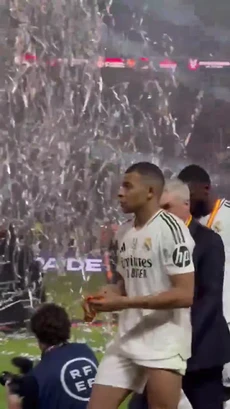 Mbappe ngao ngán tháo huy chương khi nhìn Barcelona đăng quang