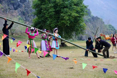 Phong tục truyền thống của đồng bào dân tộc vùng cao Tuyên Quang tiếp tục được gìn giữ và phát huy trong đời sống hiện đại. (Ảnh: CTV/Vietnam+)