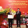 Chủ tịch nước Lương Cường trao Huy hiệu 40 năm tuổi Đảng tặng đồng chí Lê Khánh Hải. (Ảnh: Lâm Khánh/TTXVN)