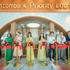  Bà Đoàn Hồng Nhung - Thành viên Ban Điều hành, Giám đốc Khối bán lẻ Vietcombank (thứ 5 từ phải sang) cùng đại diện lãnh đạo Tập đoàn Taseco, Taseco Sài Gòn và đại biểu khách mời cắt băng khánh thành phòng chờ Vietcombank Priority tại Nhà ga T3, Sân bay quốc tế Tân Sơn Nhất, Thành phố Hồ Chí Minh sáng ngày 30/04. (Ảnh: Vietnam+)