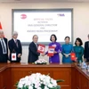 Tổng Giám đốc Thông tấn xã Việt Nam Vũ Việt Trang và Chủ tịch Hãng Thông tấn Kyodo News (Nhật Bản) Toru Mizutani ký Thỏa thuận hợp tác giữa Thông tấn xã Việt Nam và Kyodo News (Nhật Bản), sáng 3/8/2023. (Ảnh: An Đăng/TTXVN)