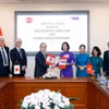 Tổng Giám đốc Thông tấn xã Việt Nam Vũ Việt Trang và Chủ tịch Hãng Thông tấn Kyodo News (Nhật Bản) Toru Mizutani ký Thỏa thuận hợp tác giữa Thông tấn xã Việt Nam và Kyodo News (Nhật Bản), sáng 3/8/2023. (Ảnh: An Đăng/TTXVN)