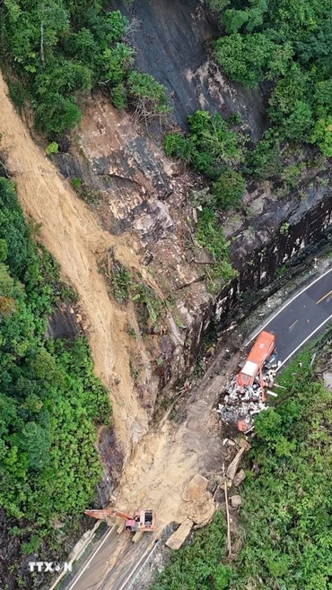 Hình ảnh sạt lở đèo Khánh Lê nhìn từ trên cao 