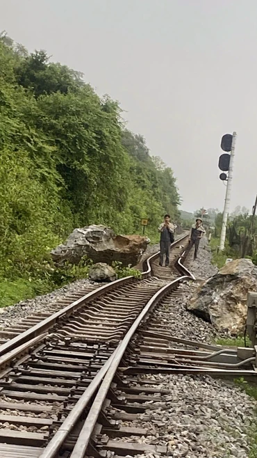 Đường sắt Bắc-Nam qua Quảng Trị bị tắc do đá lăn 