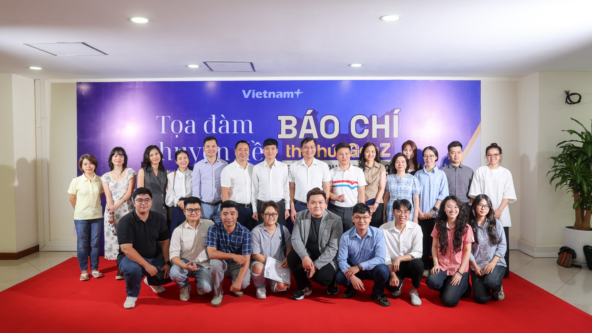 Các diễn giả và các phóng viên, sinh viên Gen Z. (Ảnh: Hoài Nam/Vietnam+) toa-dam-genz-tren-khong-gian-so-3-16.jpg