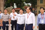 Bộ trưởng Bộ Giáo dục và Đào tạo Hoàng Minh Sơn cùng đoàn công tác tại điểm thi Trường THPT Kim Động (Hưng Yên). (Ảnh: Thanh Tùng/TTXVN)