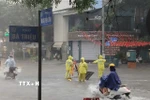 Ngập tại ngã tư Bà Triệu-Nguyễn Du. (Ảnh: Hoàng Hiếu/TTXVN)