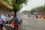 Ngập sâu trên đường Nguyễn Văn Cừ. (Ảnh: An Đăng/TTXVN)