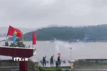 Lực lượng biên phòng bắn pháo hiệu cảnh báo bão số 13. (Ảnh: Phạm Cường/TTXVN)