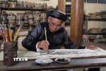Nghệ nhân tranh Đông Hồ Nguyễn Đăng Chế. (Ảnh: TTXVN phát)