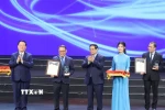 Thủ tướng Phạm Minh Chính và ông Nguyễn Trọng Nghĩa, Ủy viên Bộ Chính trị, Bí thư Trung ương Đảng, Chủ nhiệm Tổng cục Chính trị Quân đội Nhân dân Việt Nam trao Giải Nhất cho nhóm tác giả Nhà xuất bản Thông tấn-Thông tấn xã Việt Nam. (Ảnh: Phương Hoa/TTXVN)