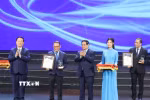 Thủ tướng Phạm Minh Chính và ông Nguyễn Trọng Nghĩa, Ủy viên Bộ Chính trị, Bí thư Trung ương Đảng, Chủ nhiệm Tổng cục Chính trị Quân đội Nhân dân Việt Nam trao Giải Nhất cho nhóm tác giả Nhà xuất bản Thông tấn-Thông tấn xã Việt Nam. (Ảnh: Phương Hoa/TTXVN)