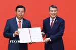 Thủ tướng Lê Minh Hưng trao Quyết định về việc điều động ông Nguyễn Tiến Hải, Ủy viên Trung ương Đảng, Bí thư Tỉnh ủy An Giang về công tác tại Bộ Nội vụ, giao Quyền Bộ trưởng Bộ Nội vụ. (Ảnh: Dương Giang/TTXVN)