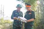 Cựu chiến binh Lê Hữu Tòng (phường Phú Bài) cung cấp thông tin cho Đội Quy tập 192. (Ảnh: Mai Trang/TTXVN)