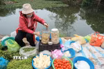 Chợ Đình Cả mỗi năm chỉ họp một phiên vào mùng 2 Tết. (Ảnh: Minh Quyết/TTXVN)