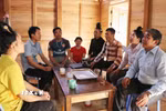 Bí thư Chi bộ Lý Văn Chém (áo sọc) rất được bà con người Cống ở bản Táng Ngá tín nhiệm. (Ảnh: Nguyễn Oanh/TTXVN)