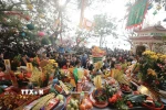 Rất đông người dân đến lễ rằm tại Phủ Tây Hồ. (Ảnh: Minh Quyết/TTXVN)