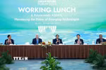 Thủ tướng Phạm Minh Chính và Thủ tướng New Zealand Christopher Luxon tham dự Phiên làm việc về công nghệ. (Ảnh: Dương Giang/TTXVN)