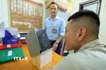 Những cuộc gọi chỉ kéo dài vài phút nhưng lại có giá trị đặc biệt đối với người đang cai nghiện. Không chỉ giúp giải tỏa tâm lý, đó còn là sợi dây kết nối họ với gia đình, với trách nhiệm và những kỳ vọng đang chờ phía trước. (Ảnh: Phạm Kiên/TTXVN)