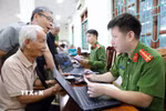 Cán bộ, chiến sỹ phòng PC06 lấy thông tin của thân nhân liệt sỹ tại địa bàn phường Điện Biên Phủ. (Ảnh: Trung Kiên/TTXVN)