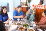 Ấm áp nghĩa tình những “Bữa cơm cùng Mẹ.” (Ảnh: Hồng Hiếu/TTXVN)