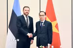 Bộ trưởng Ngoại giao Lê Hoài Trung đón Bộ trưởng Ngoại giao Estonia Margus Tsahkna. (Ảnh: TTXVN phát)