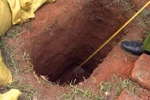 Hố sâu khoảng 1,6 m được nhóm người Trung Quốc xâm hại tại lăng mộ vua Lê Túc Tông. (Nguồn: Công an tỉnh Thanh Hóa)
