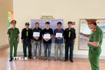 Công an tỉnh Lai Châu bắt giữ các đối tượng trong vụ án làm giả con dấu, các loại giấy tờ giả. (Ảnh: TTXVN phát)