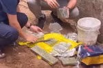 Công an Quảng Ninh đã thu giữ được 13 bánh heroin tại khu Bãi Hố Soi, xã Phượng Sơn, huyện Quốc Oai, thành phố Hà Nội. (Ảnh: Quốc Xã/TTXVN phát)