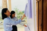 Rà soát danh sách cử tri tại khu vực bỏ phiếu ở Tuyên Quang. (Ảnh: TTXVN phát)