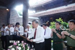 Tổng Bí thư Tô Lâm và đoàn công tác dâng hương tại đền Chung Sơn thờ gia tiên Bác Hồ. (Ảnh: Thống Nhất/TTXVN)
